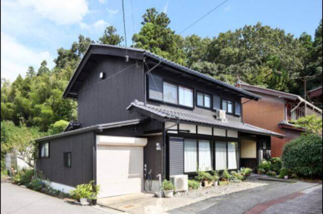 【事例4】焼杉板の木の外観がおしゃれな家