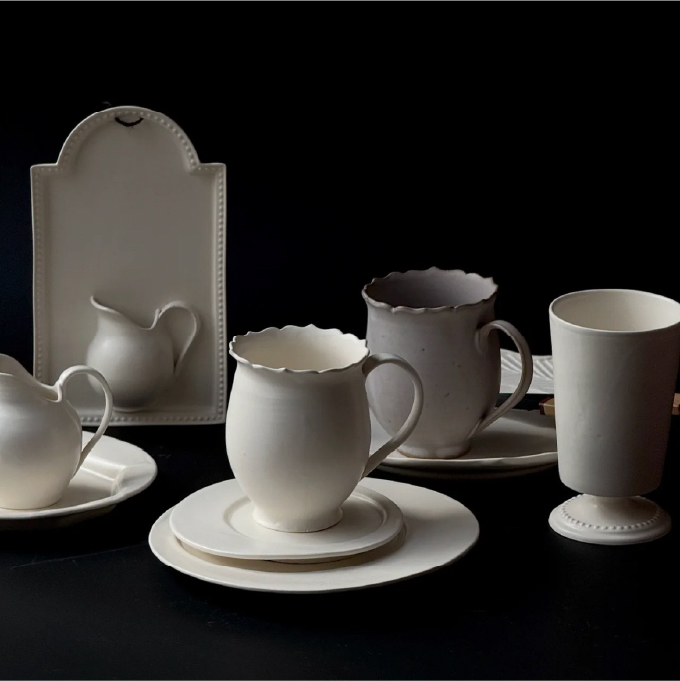 暮縞［食器、壁掛け花器などの陶磁器作品 ］