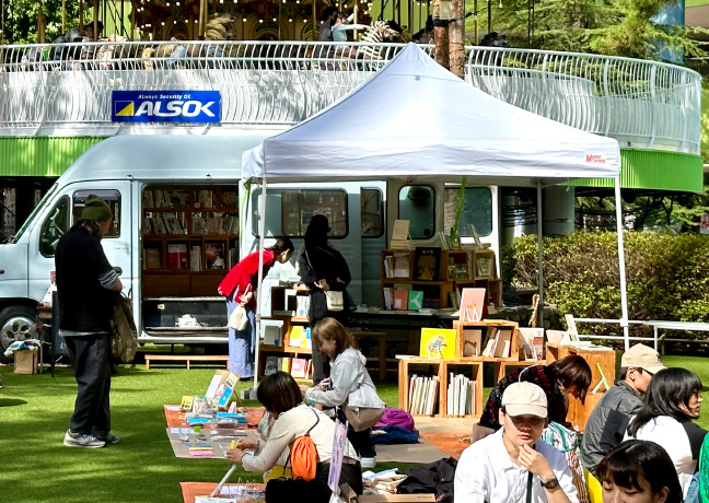 公園や駅前、屋外イベントで話題の移動式本屋「BOOK TRUCK」が特別出店！